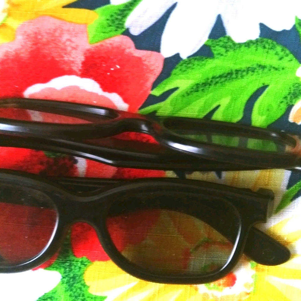 2 3d glasses